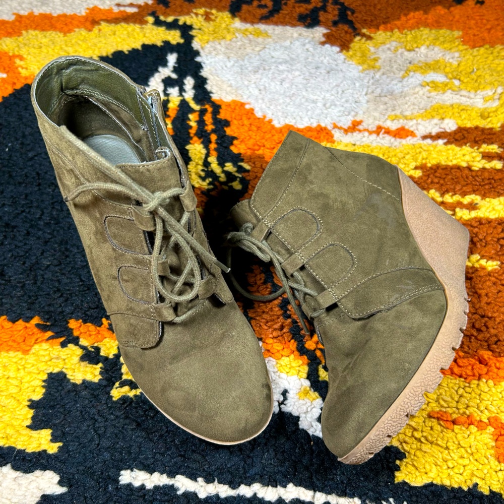 MIA, Dyanne, faux suede, lace up, wedge booties!!